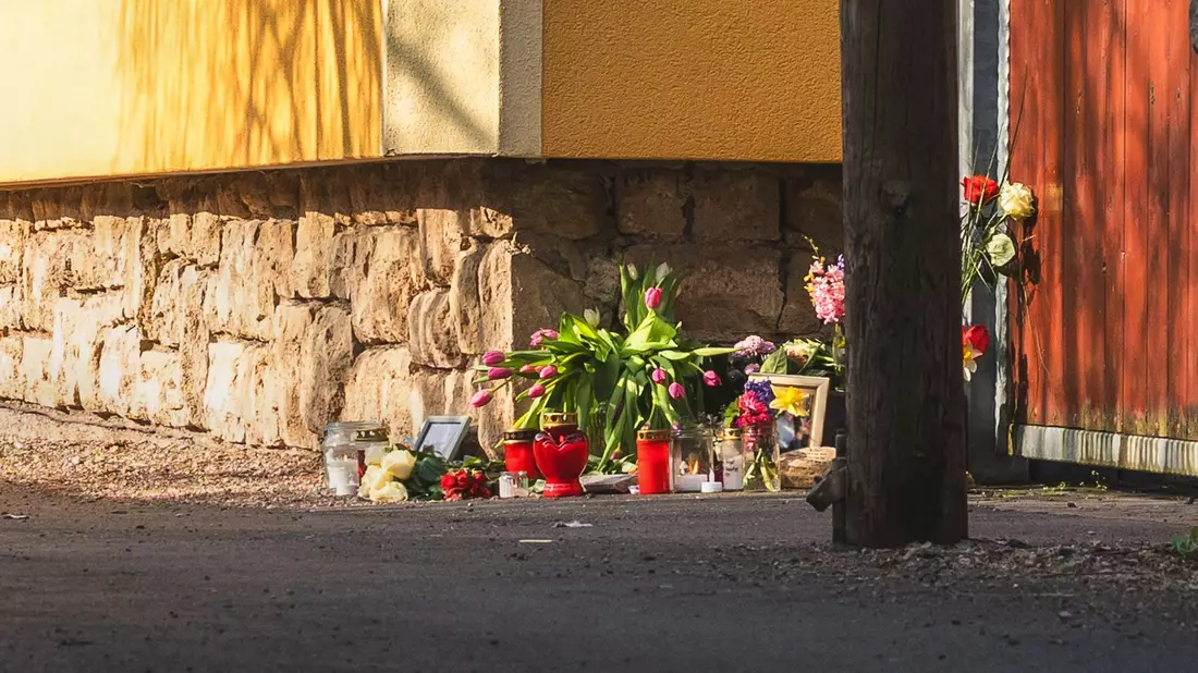 Mit Blumen, Kerzen und Botschaften drücken Menschen in Klettbach ihre Trauer aus.  - Bild: David Breidert/dpa