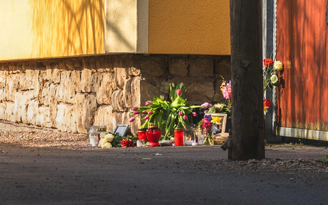 Mit Blumen, Kerzen und Botschaften drücken Menschen in Klettbach ihre Trauer aus.  - Foto: David Breidert/dpa
