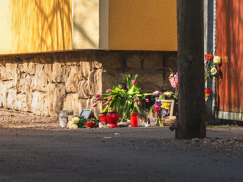 Mit Blumen, Kerzen und Botschaften drücken Menschen in Klettbach ihre Trauer aus.  - Foto: David Breidert/dpa