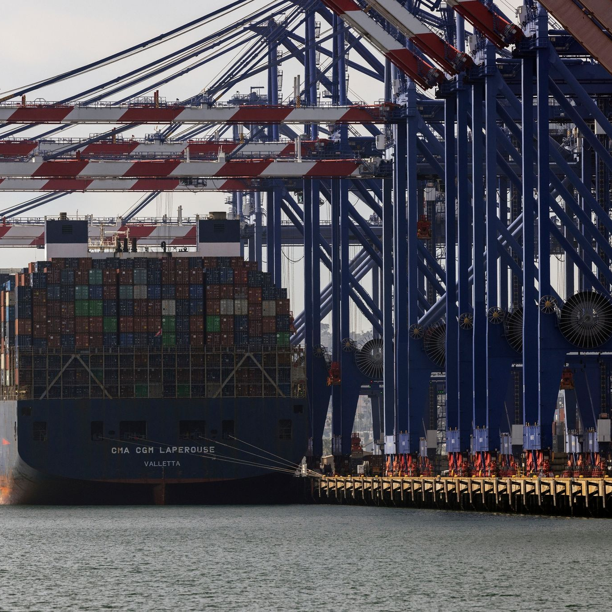 Containerschiff liegt im Hafen von Los Angeles. Wohin führt der von US-Präsident Trump losgetretene Zollkonflikt? - Foto: Etienne Laurent/FR172066 AP/AP/dpa