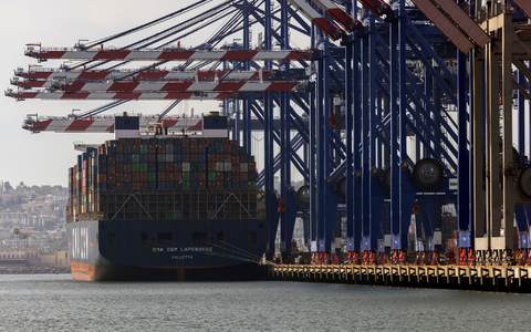 Containerschiff liegt im Hafen von Los Angeles. Wohin führt der von US-Präsident Trump losgetretene Zollkonflikt? - Foto: Etienne Laurent/FR172066 AP/AP/dpa