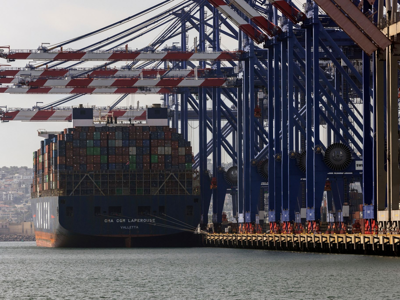 Containerschiff liegt im Hafen von Los Angeles. Wohin führt der von US-Präsident Trump losgetretene Zollkonflikt? - Foto: Etienne Laurent/FR172066 AP/AP/dpa