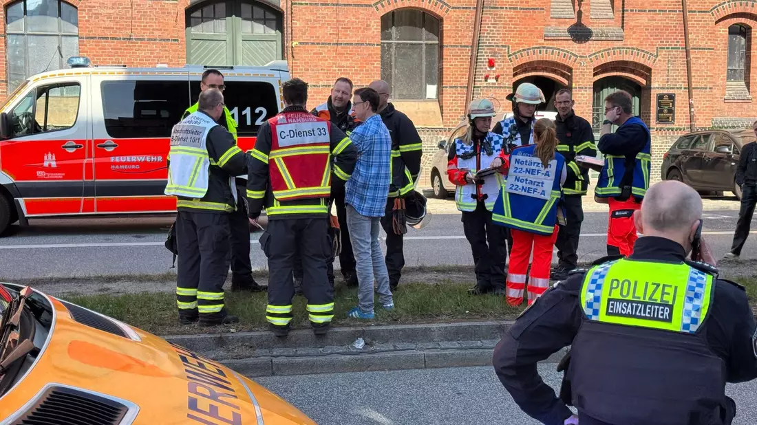 Nach dem Versprühen von Reizgas hat die Hamburger Feuerwehr das Minitatur Wunderland geräumt. - Bild: Jonas Walzberg/dpa