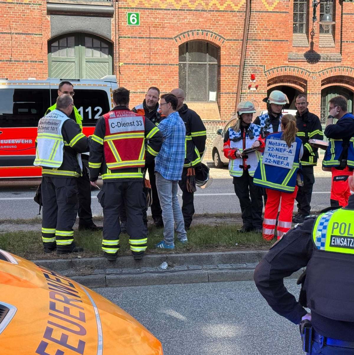 Nach dem Versprühen von Reizgas hat die Hamburger Feuerwehr das Minitatur Wunderland geräumt. - Foto: Jonas Walzberg/dpa