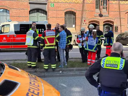 Nach dem Versprühen von Reizgas hat die Hamburger Feuerwehr das Minitatur Wunderland geräumt. - Foto: Jonas Walzberg/dpa
