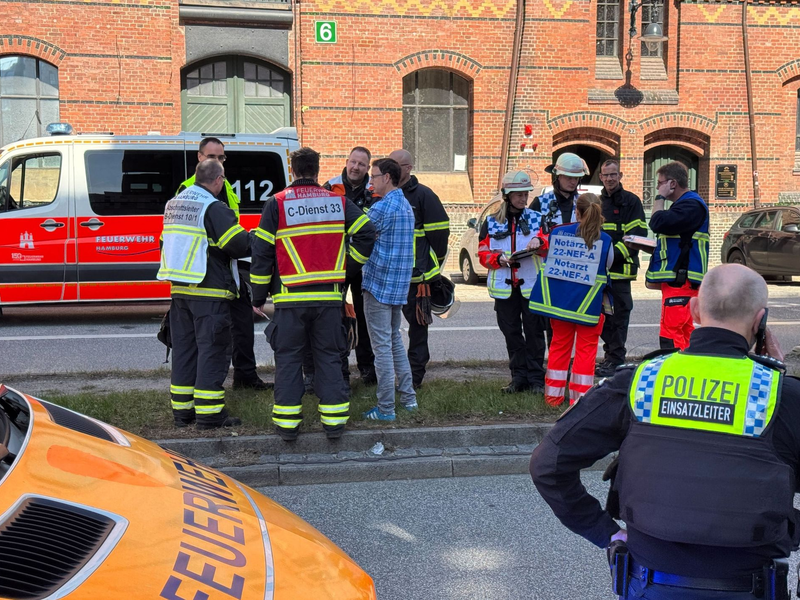 Nach dem Versprühen von Reizgas hat die Hamburger Feuerwehr das Minitatur Wunderland geräumt. - Foto: Jonas Walzberg/dpa
