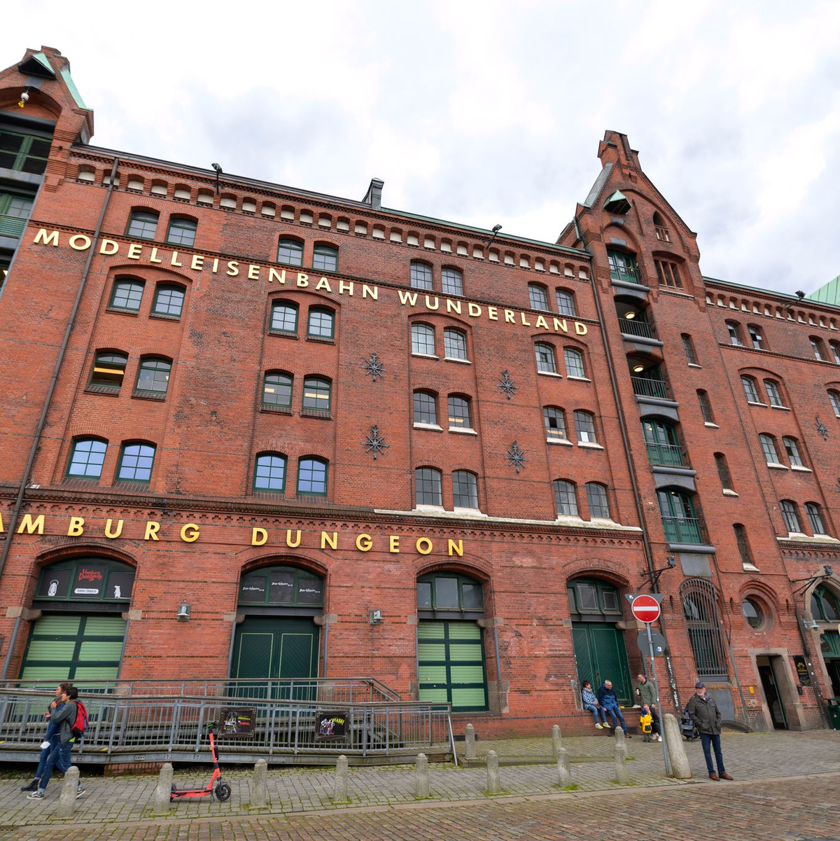 Das Miniatur Wunderland zählt zu den größten Touristenattraktionen in Hamburg. - Foto: Jonas Walzberg/dpa