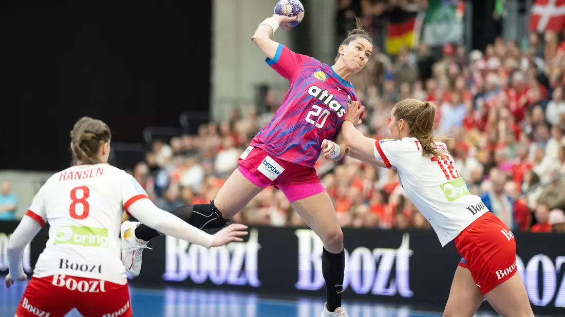 War eine wichtige Stütze beim Sieg der deutschen Handballerinnen gegen Dänemark: Rückraumspielerin Viola Leuchter. - Bild: Frank Cilius/Ritzau Scanpix Foto via AP/dpa