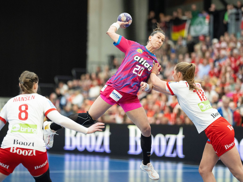 War eine wichtige Stütze beim Sieg der deutschen Handballerinnen gegen Dänemark: Rückraumspielerin Viola Leuchter. - Foto: Frank Cilius/Ritzau Scanpix Foto via AP/dpa