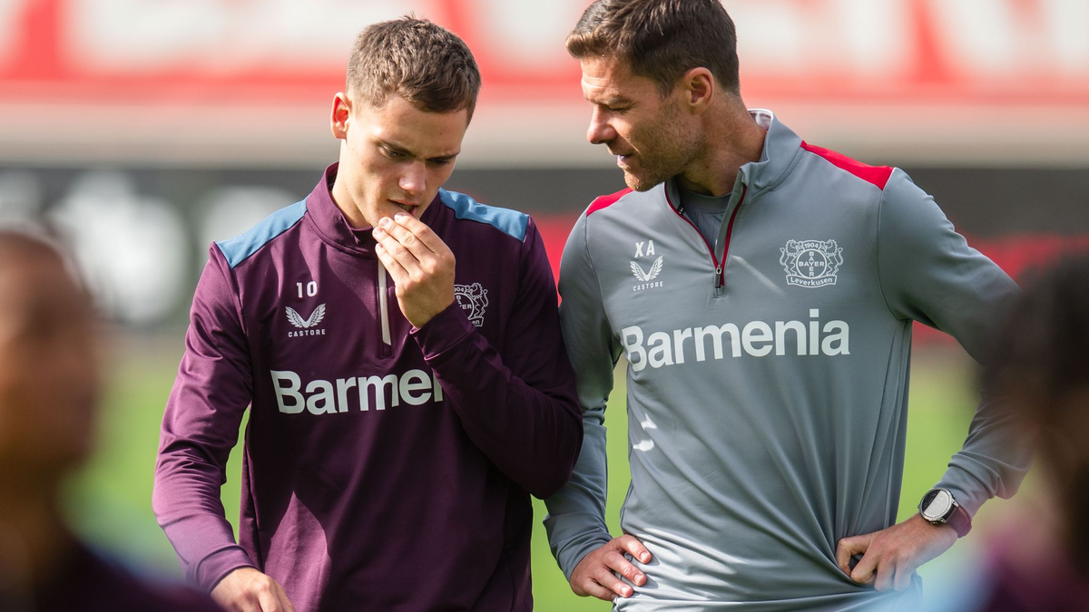 Sollen beide in Leverkusen bleiben: Florian Wirtz und Xabi Alonso. - Foto: Marius Becker/dpa