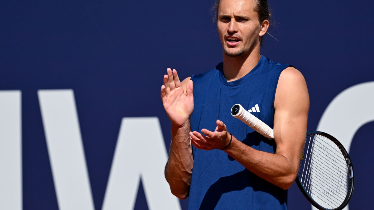 Alexander Zverev schreibt nach seinem Erstrundensieg Autogramme. - Foto: Sven Hoppe/dpa