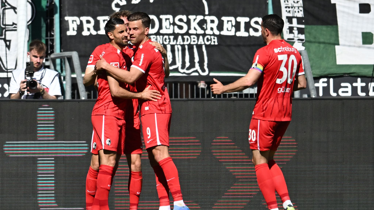 Die Gladbacher bejubeln die Führung.  - Foto: Fabian Strauch/dpa