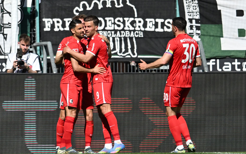 Die Gladbacher bejubeln die Führung.  - Foto: Fabian Strauch/dpa