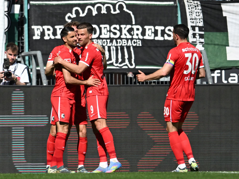 Die Gladbacher bejubeln die Führung.  - Foto: Fabian Strauch/dpa