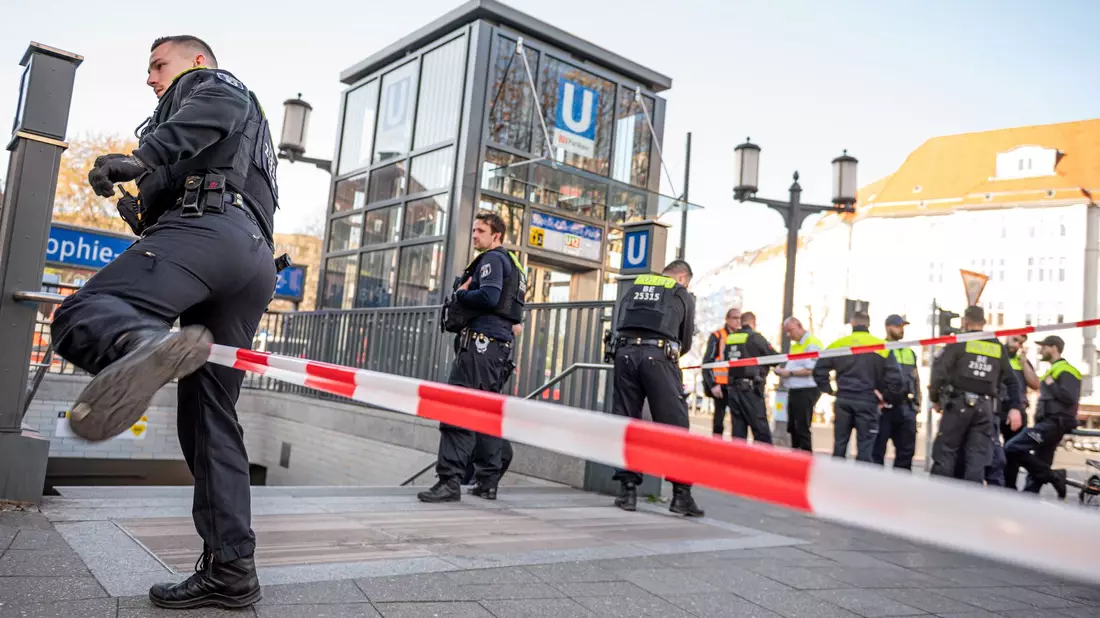 Berliner Polizisten sperrten die Tatorte ab. - Bild: Fabian Sommer/dpa