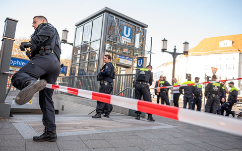 Polizisten sperrten die Schloßstraße teilweise ab.  - Foto: Fabian Sommer/dpa