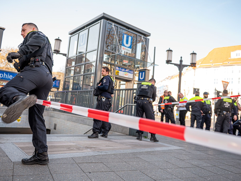 Berliner Polizisten sperrten die Tatorte ab. - Foto: Fabian Sommer/dpa