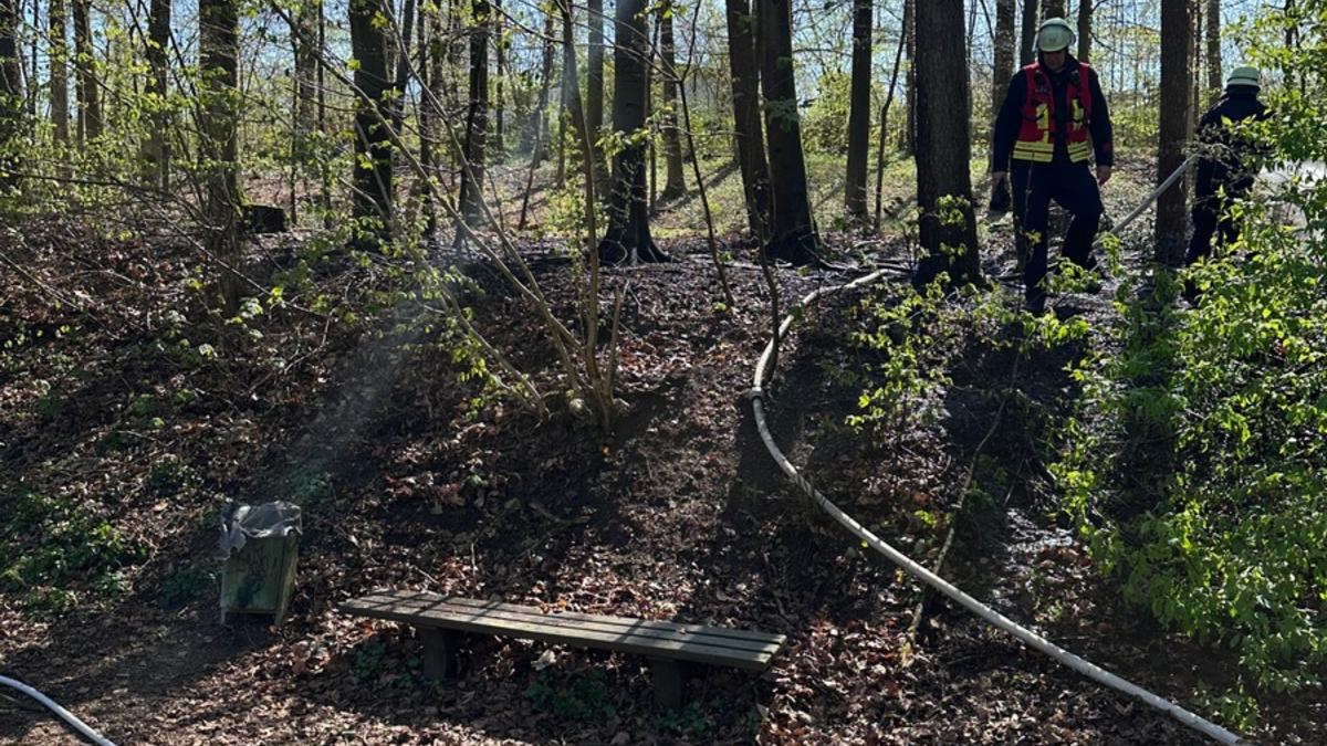 FW-RS: Vegetationsbrände im Feilenhauerweg und in der Hans-Böckler-Straße in Remscheid - Foto: presseportal.de