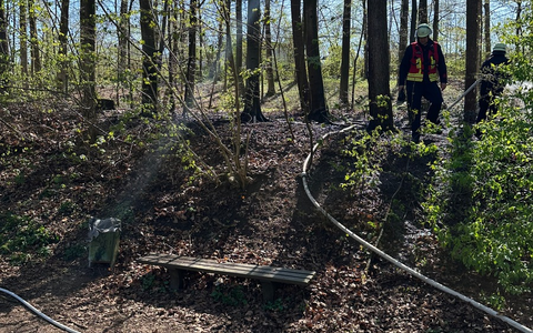 FW-RS: Vegetationsbrände im Feilenhauerweg und in der Hans-Böckler-Straße in Remscheid - Foto: presseportal.de
