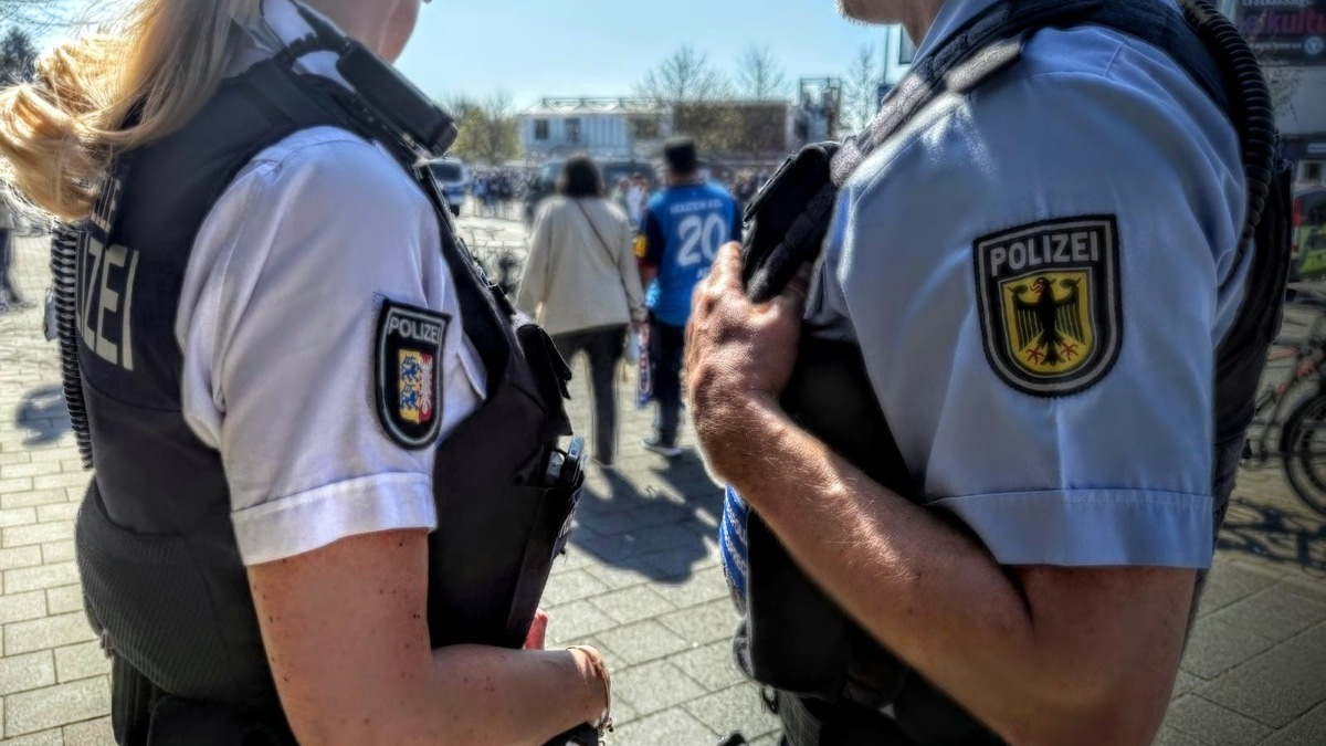 POL-KI: 250412.2 - Nordderby - Heimspiel Holstein Kiel gegen FC St. Pauli - Foto: presseportal.de