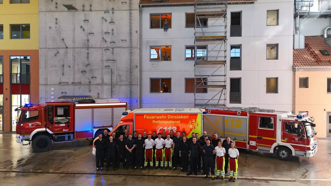 FW Dinslaken: Feuerwehr Dinslaken trainiert am Institut der Feuerwehr in Münster - Bild: presseportal.de