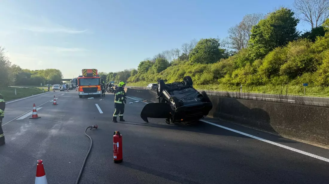 FW Bergheim: Verletzte Personen nach Verkehrsunfall auf der A61 bei Bergheim - Bild: presseportal.de