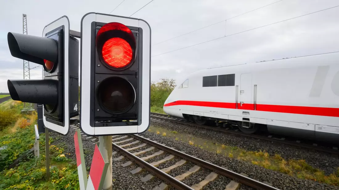 Über Ostern werden sowohl die Schnellbahnstrecke Stuttgart-Mannheim als auch die Rheintalbahn zwischen Karlsruhe und Basel wegen Sanierungsarbeiten gesperrt. (Archivbild) - Bild: Julian Stratenschulte/dpa
