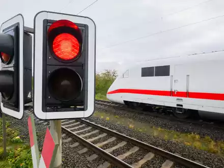 Über Ostern werden sowohl die Schnellbahnstrecke Stuttgart-Mannheim als auch die Rheintalbahn zwischen Karlsruhe und Basel wegen Sanierungsarbeiten gesperrt. (Archivbild) - Foto: Julian Stratenschulte/dpa