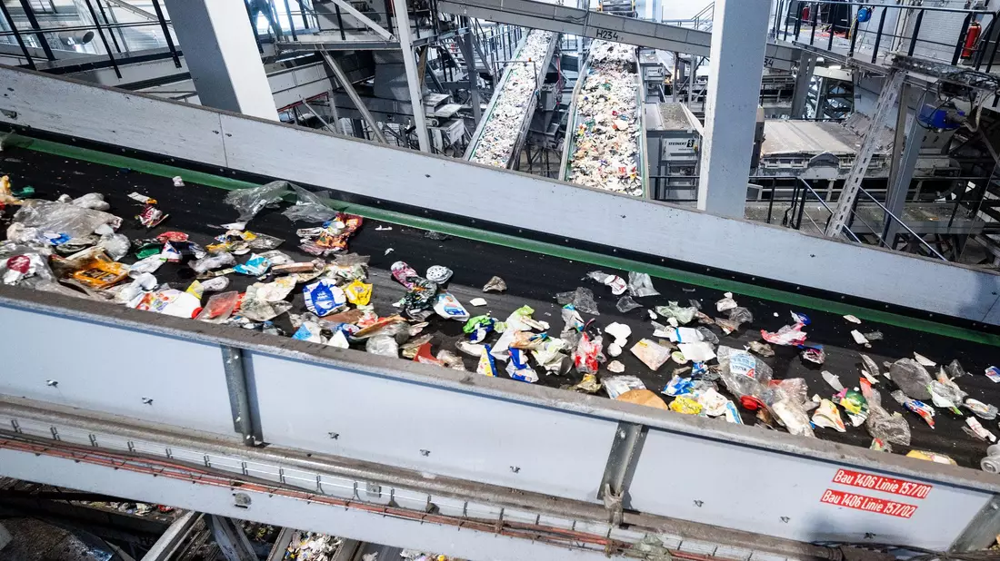 Die Recyclingrate ist weltweit gesehen nahezu gleich geblieben. (Archivbild) - Bild: Bernd Thissen/dpa/dpa-tmn