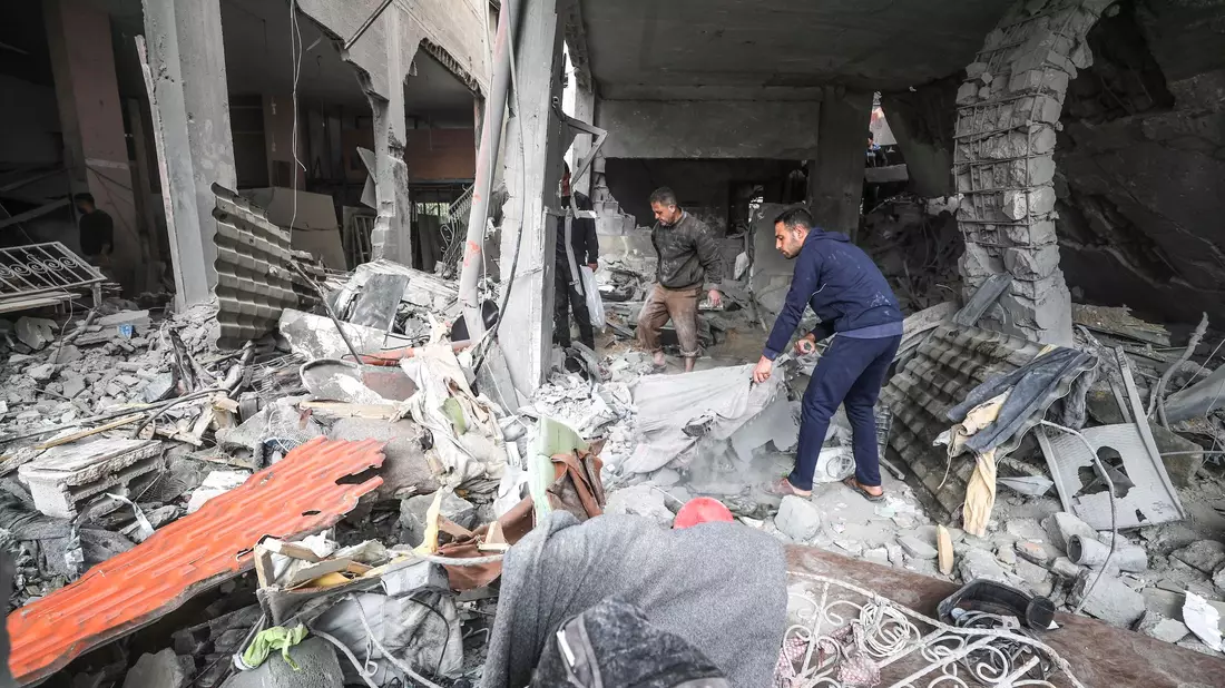 Hunderttausende Palästinenser in Gaza werden nach UN-Angaben in immer kleinere Gebiete gedrängt. (Archivbild) - Bild: Omar Ashtawy/APA Images via ZUMA Press Wire/dpa