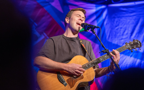 Rockt demnächst auch den Bierkönig am Ballermann: der oberbayerische Sänger Oimara.   - Foto: Leonie Asendorpf/dpa