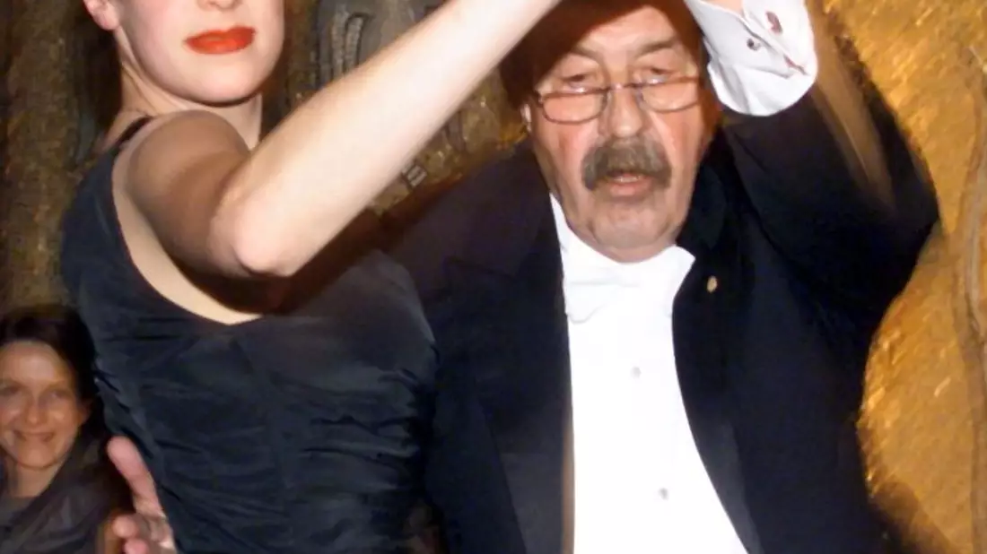 Günter Grass tanzt 1999 mit seiner Tochter. - Bild: Kay_Nietfeld/dpa