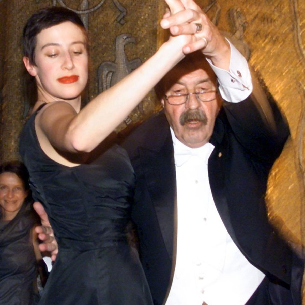 Günter Grass tanzt 1999 mit seiner Tochter. - Foto: Kay_Nietfeld/dpa