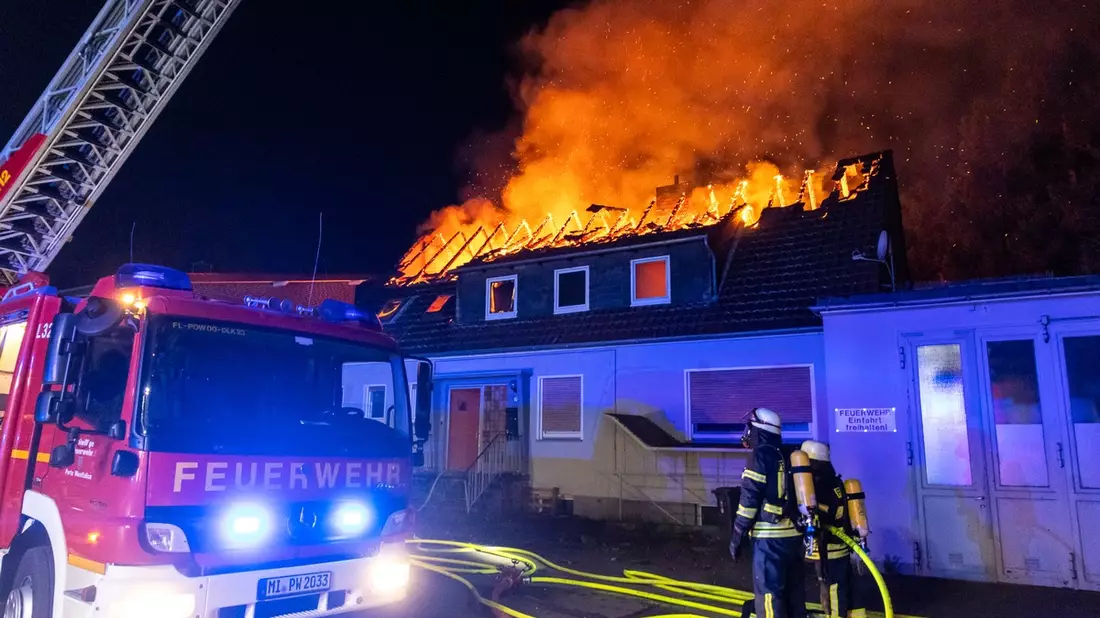 FW Porta Westfalica: 13.04.2025 - Wohnhaus-/Dachstuhlbrand in Vennebeck - Bild: presseportal.de