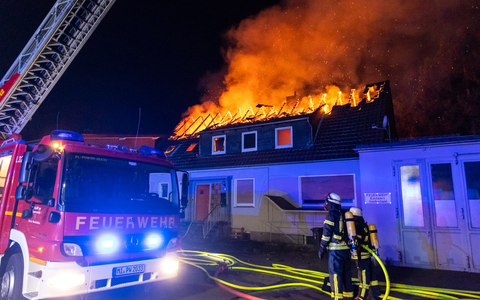 FW Porta Westfalica: 13.04.2025 - Wohnhaus-/Dachstuhlbrand in Vennebeck - Foto: presseportal.de