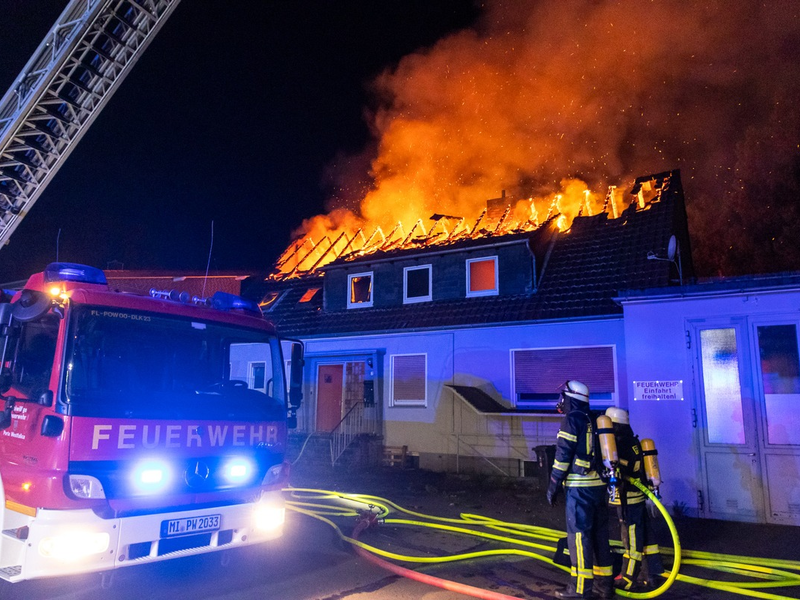 FW Porta Westfalica: 13.04.2025 - Wohnhaus-/Dachstuhlbrand in Vennebeck - Foto: presseportal.de