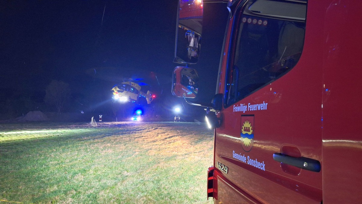 FW Sonsbeck: Verpuffung auf Campingplatz in Labbeck - Ausleuchten einer Landefläche für zwei Rettungshubschrauber - Foto: presseportal.de