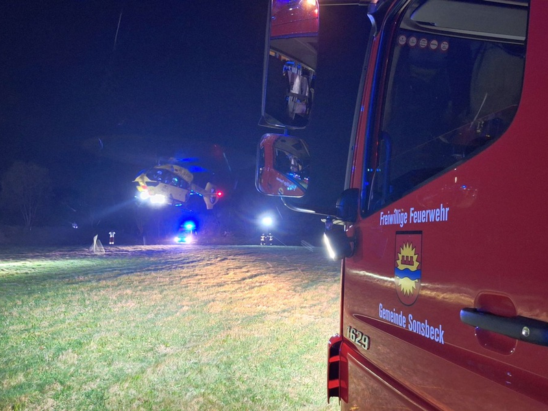 FW Sonsbeck: Verpuffung auf Campingplatz in Labbeck - Ausleuchten einer Landefläche für zwei Rettungshubschrauber - Foto: presseportal.de