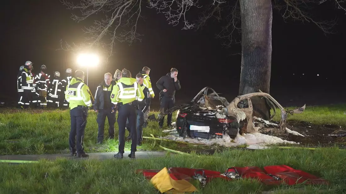 Die beiden waren mit dem Sportwagen des Vaters unterwegs. - Bild: -/NWM-TV/dpa