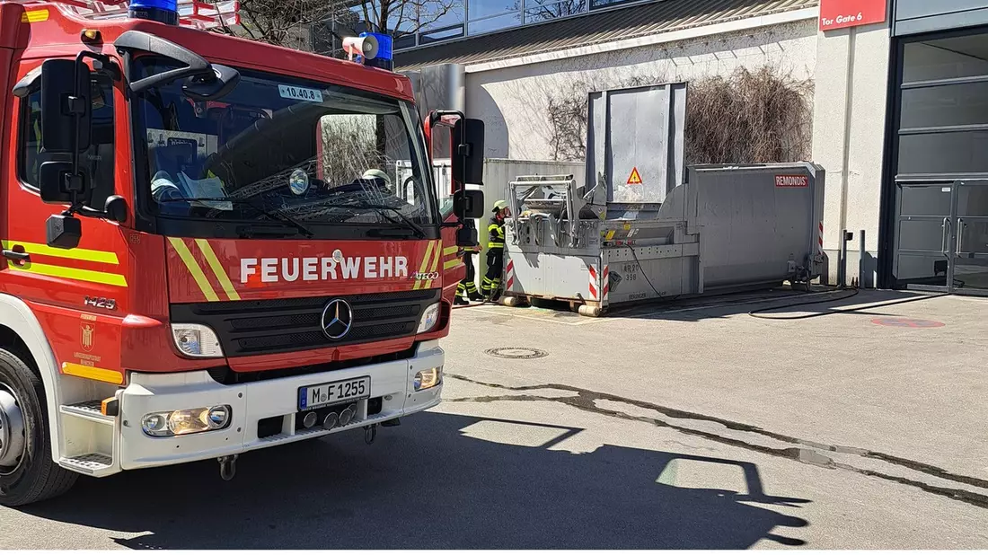 FW-M: BAUMA: Müllpresse in Brand (Messestadt Riem) - Bild: presseportal.de