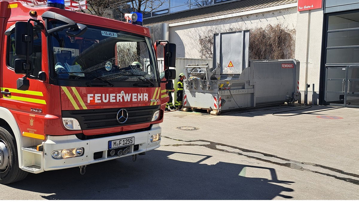 FW-M: BAUMA: Müllpresse in Brand (Messestadt Riem) - Foto: presseportal.de