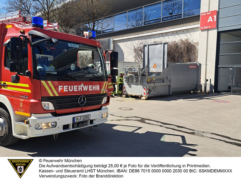 FW-M: BAUMA: Müllpresse in Brand (Messestadt Riem) - Foto: presseportal.de
