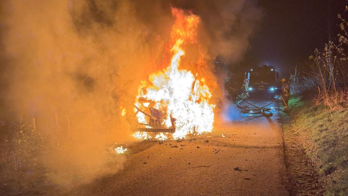 FW-DT: Fahrzeugbrand in voller Ausdehnung - Foto: presseportal.de