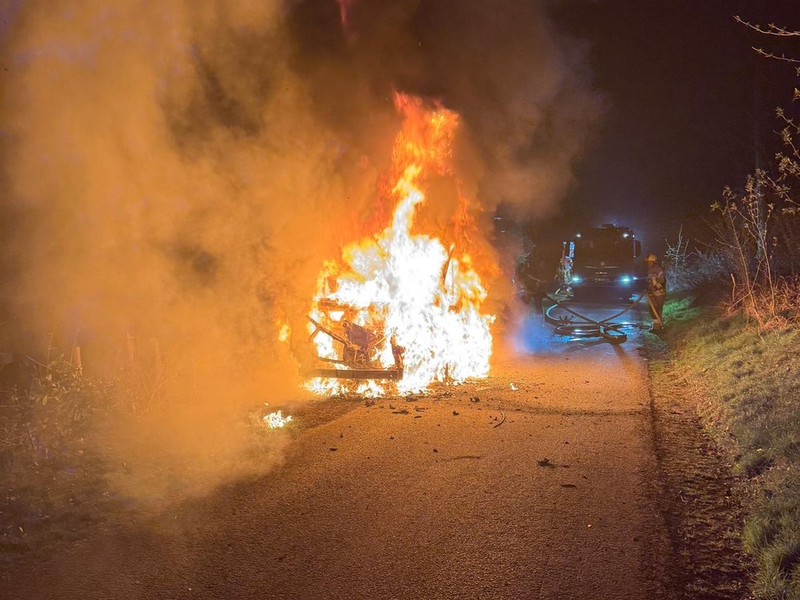 FW-DT: Fahrzeugbrand in voller Ausdehnung - Foto: presseportal.de
