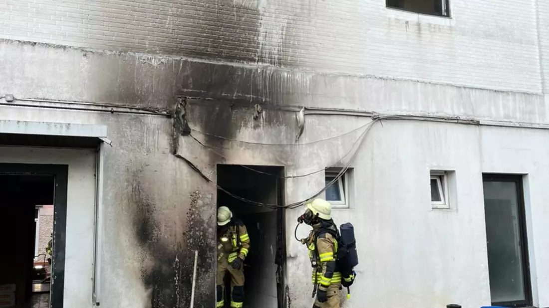 FW Bremerhaven: Mülltonnenbrand droht auf ein Gebäude überzugreifen - Bild: presseportal.de