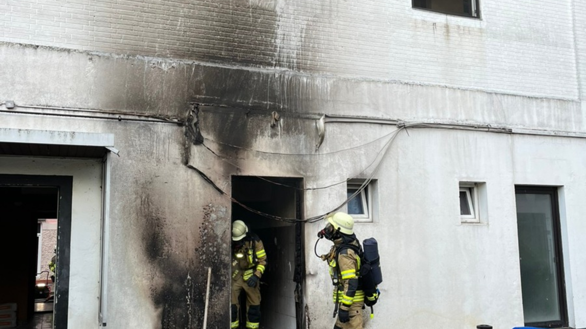 FW Bremerhaven: Mülltonnenbrand droht auf ein Gebäude überzugreifen - Foto: presseportal.de