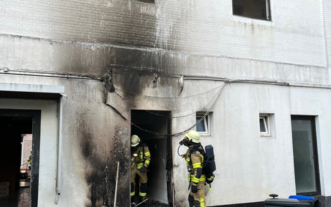 FW Bremerhaven: Mülltonnenbrand droht auf ein Gebäude überzugreifen - Foto: presseportal.de