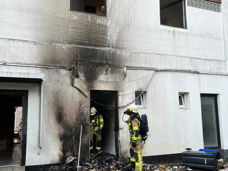 FW Bremerhaven: Mülltonnenbrand droht auf ein Gebäude überzugreifen - Foto: presseportal.de