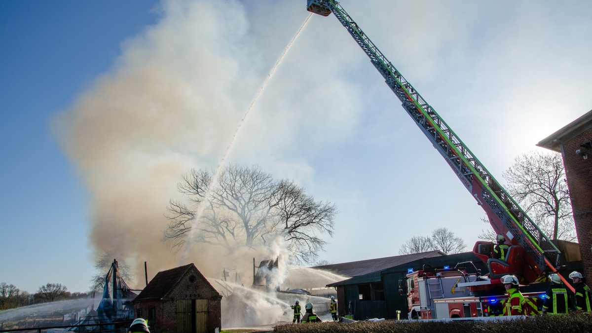FW-RD: Scheune auf Pferdehof in Blumenthal abgebrannt - Foto: presseportal.de