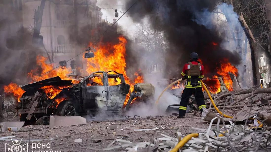 Die Stadt Sumy im Nordosten der Ukraine ist immer wieder Ziel russischer Raketenschläge. - Bild: Uncredited/Ukrainian Emergency Service via AP/dpa